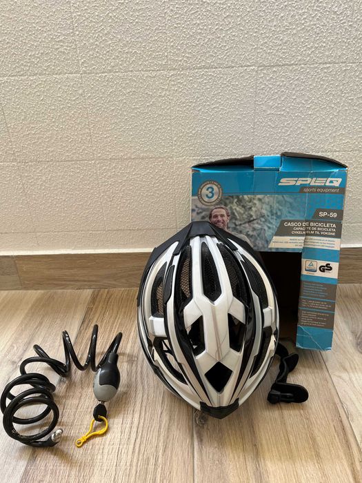 Bicicleta de montanha com cadeado e capacete, estado usado