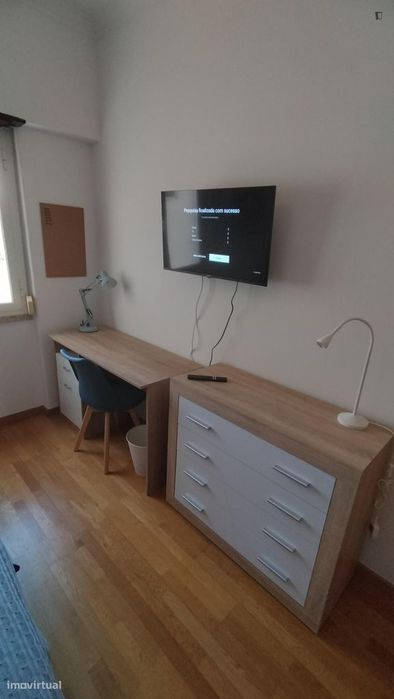 Quarto - localizado em Oeiras Lisbon