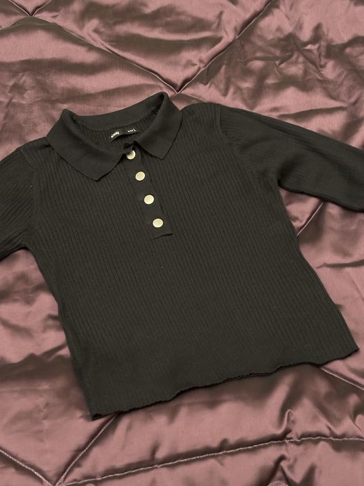 Чорна кофта. Гарно виглядає на тілі.