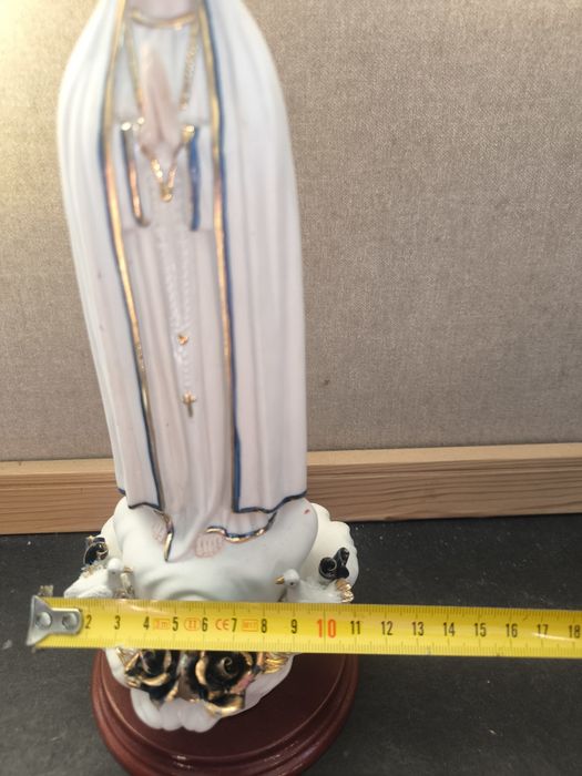 Imagem de Nossa Senhora de Fátima em porcelana 
​A base representa a apa