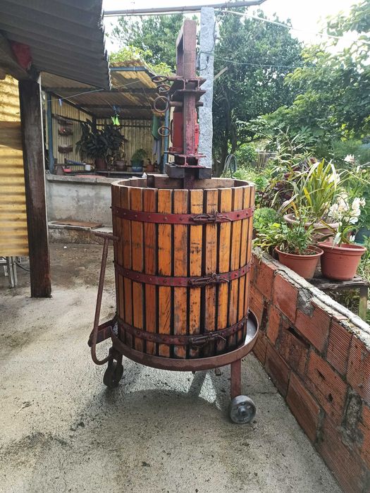 Prensa hidráulica para vinho e bagaço.