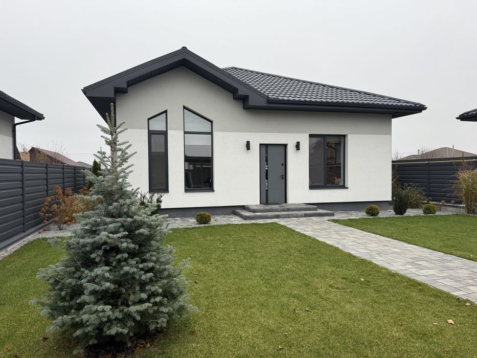 Продаж будинку з дизайнерським ремонтом та меблями у с.Боратин