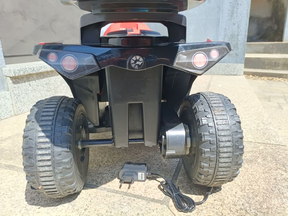 Mota eletricista de criança
