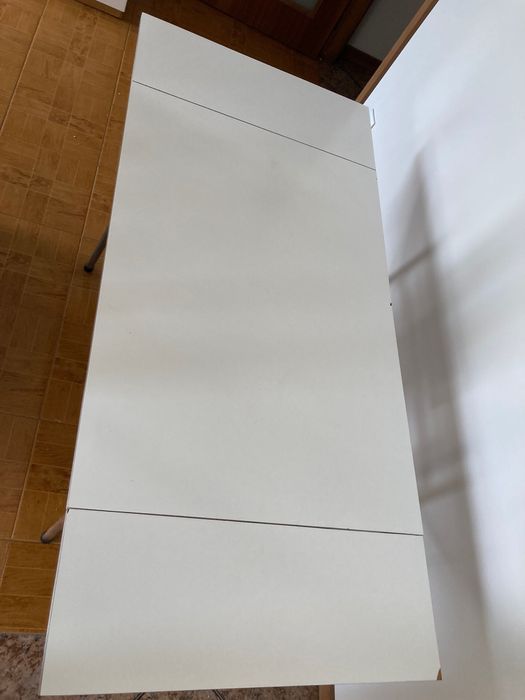 Mesa branca extensível com gaveta
