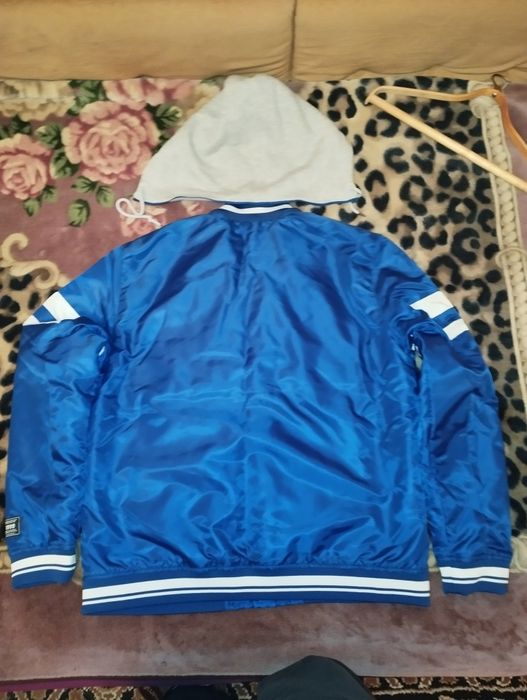 Бомбер з пристібним капюшоном