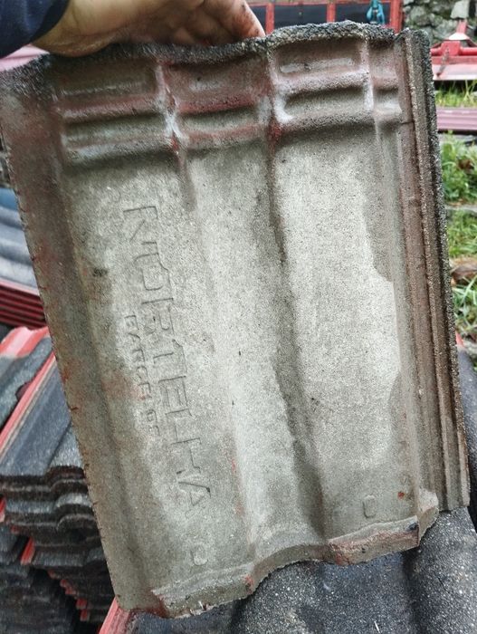 Telha em cimento vermelha