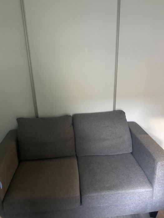 Sofá cinza dois lugares