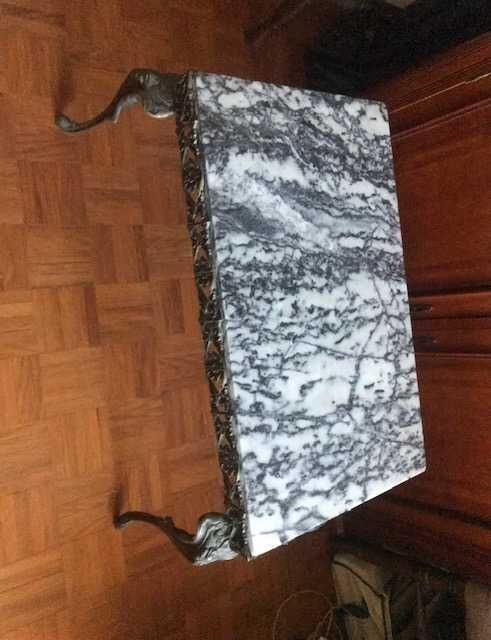 Mesa em ferro forjado com tampo em marmore