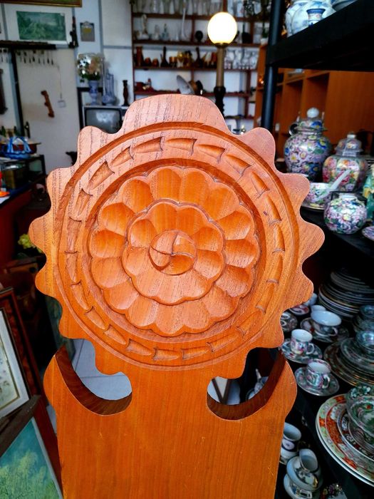 Cadeira antiga de madeira