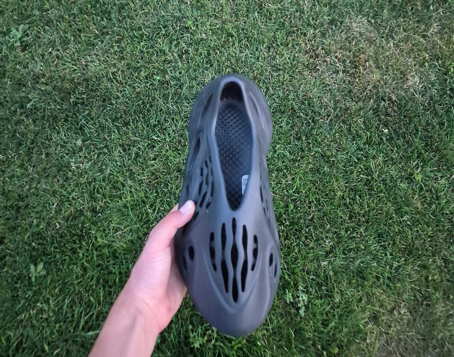 Adidas Yeezy Foam RNR Carbon