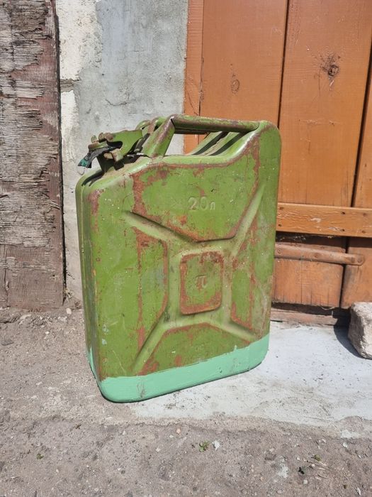 Канистры: алюминиевая 20л; металлические 10л и 20 л.