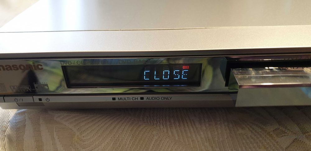 Odtwarzacz DVD firmy Panasonic, wysoki model