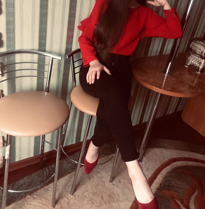 Червона блуза з відкритими плечима