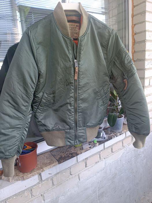 Куртку-бомбер Alpha Industries MA-1
