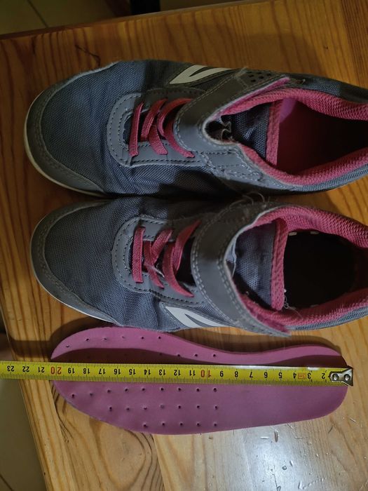 Buty z białą podeszwą dla dziewczynki 32