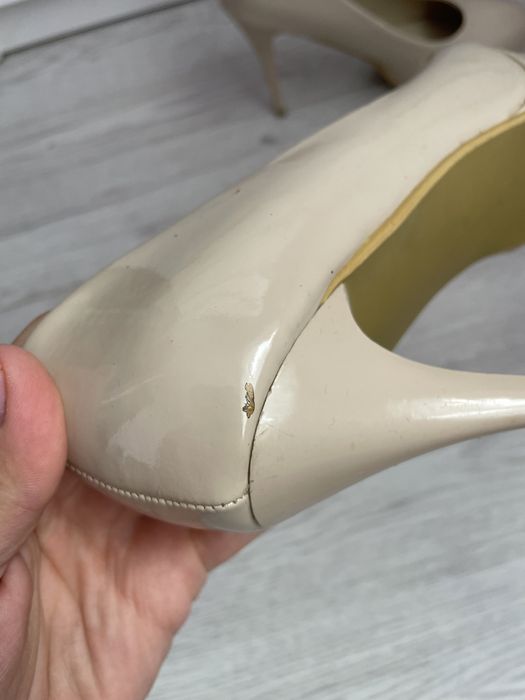 Beżowe szpilki, buty na obasie
