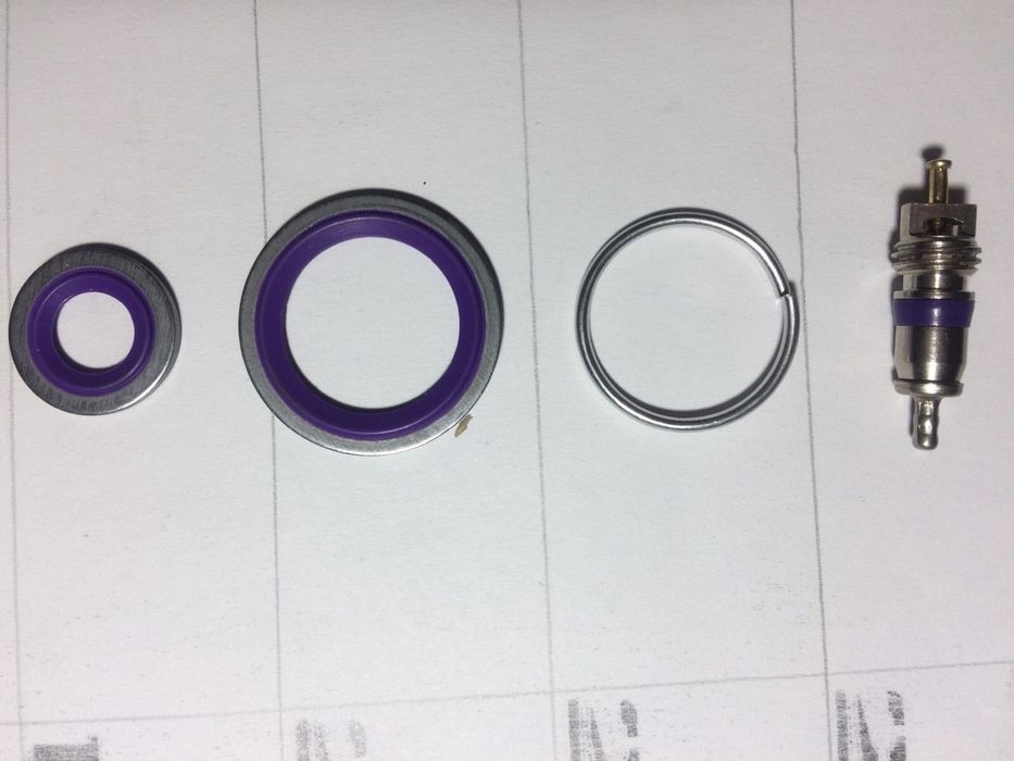 Продаються сальники та золотник ( ніпель) до  кондиціонера автомобіля