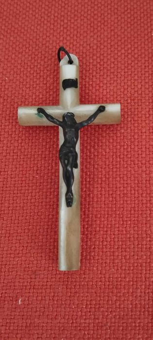 Crucifixos e cruz antigos em bom estado