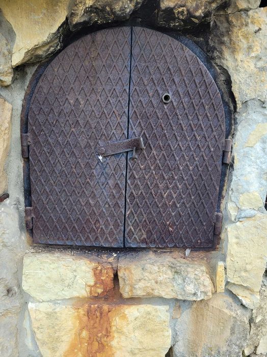 Drzwiczki Solidne metalowe drzwi do wędzarni