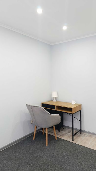 Офіс (3 кабінети). Перший поверх. Світло. Метро Звіринецька 2 хвилини.