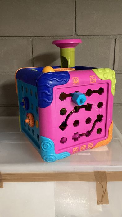 Cubo de actividades para criança