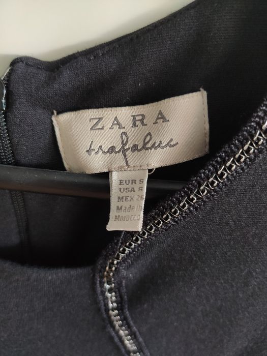 Czarna sukienka z baskinką