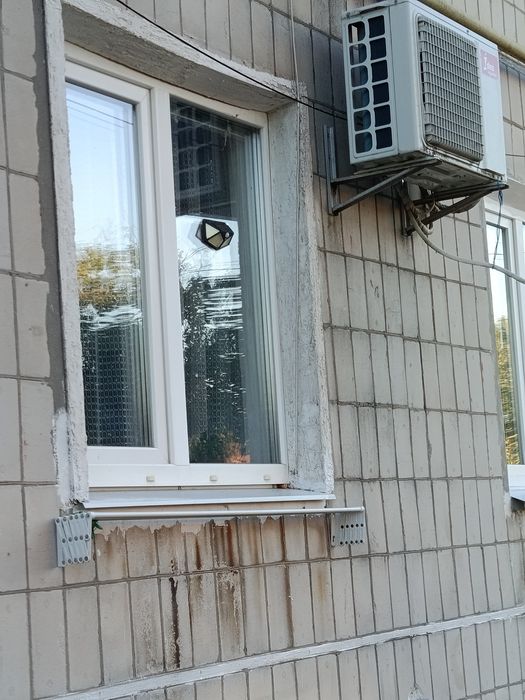 Продам двух кімнатну на першому поверсі двух поверхового будинку з індивідуальним газовим обладнанням  пластикові вікна кондиціонер
