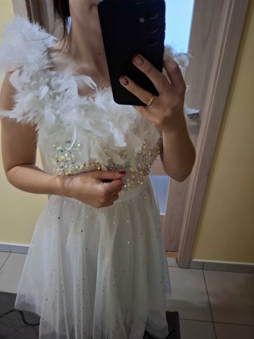 Biała błyszcząca sukienka panieński