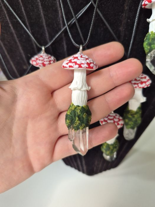 Grzybek kryształ górski minerał naturalny kamień muchomor handmade rękodzieło naszyjnik zawieszka