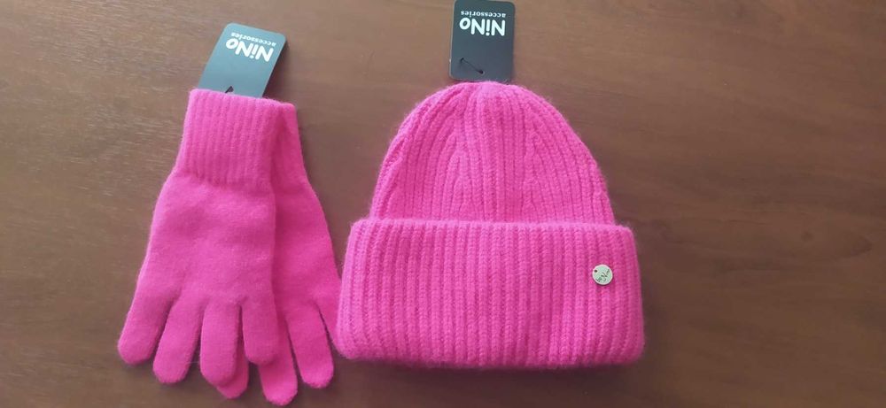 Продам новий зимовий комплект шапка+шарф+рукавички за вигідною ціною.