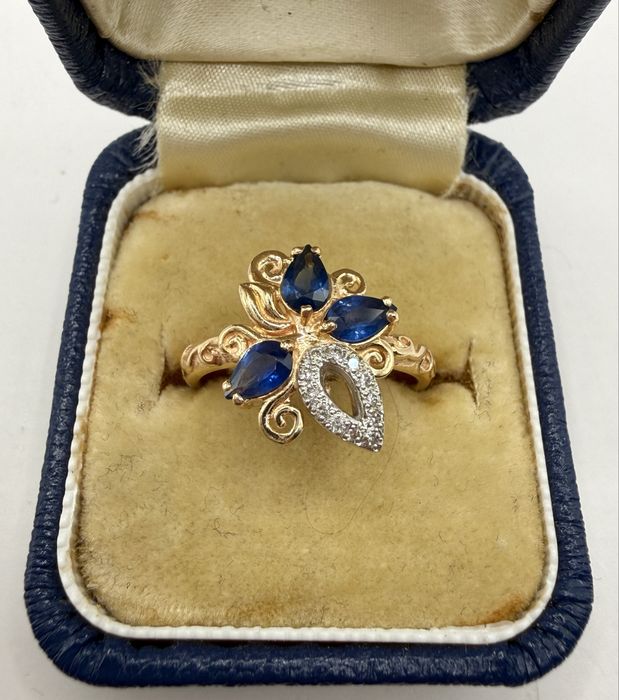Złoty pierścionek 585 z szafirami 0,75ct i diamentami 0,05ct