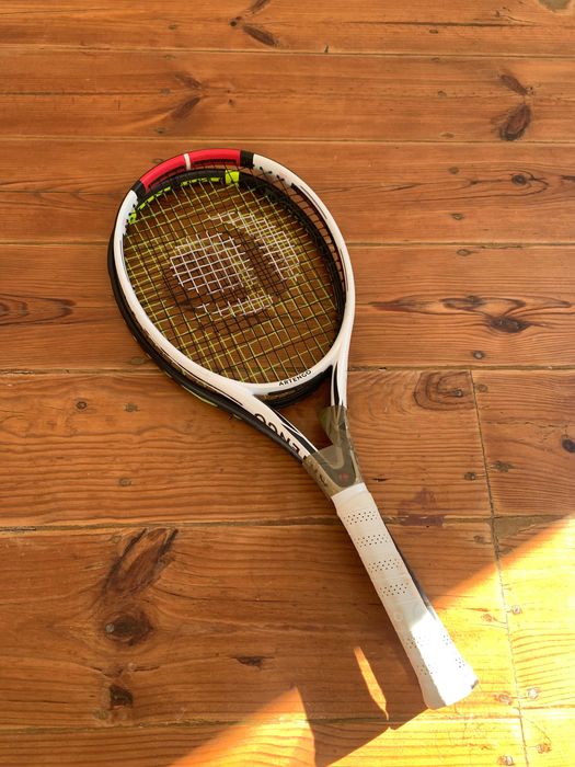 2 ARTENGO Raquetes de Ténis Adulto + 4 WILSON Bola de Ténis