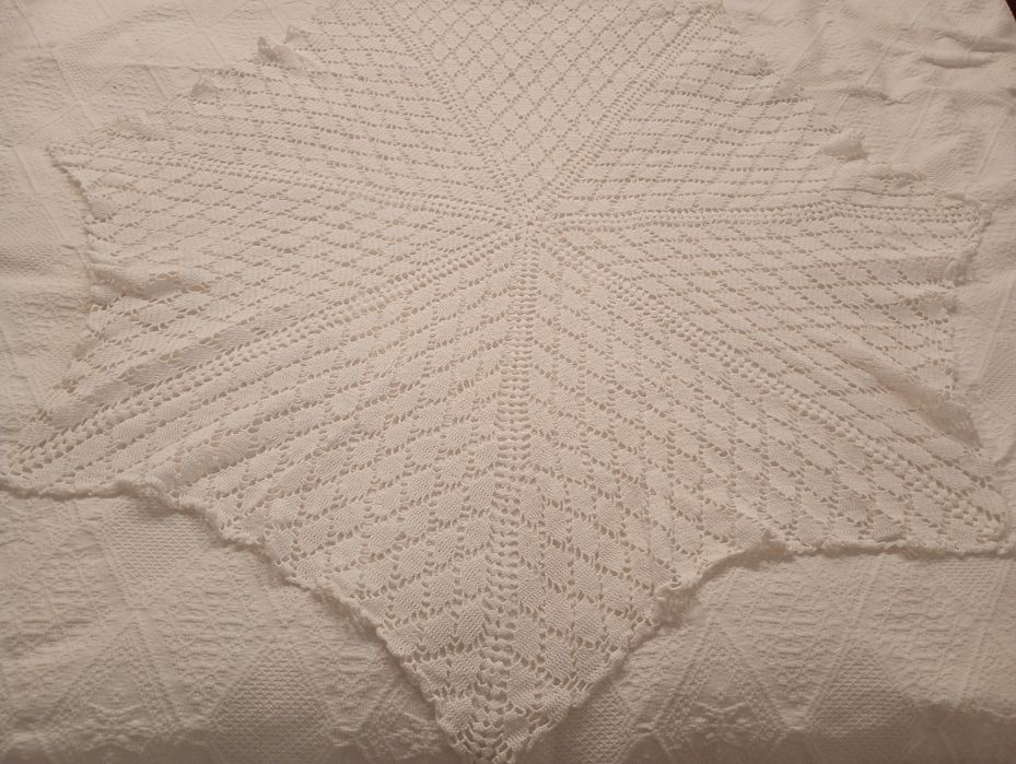 Toalha de mesa feito à mão em forma de heptágono. Novo. Antiguidade