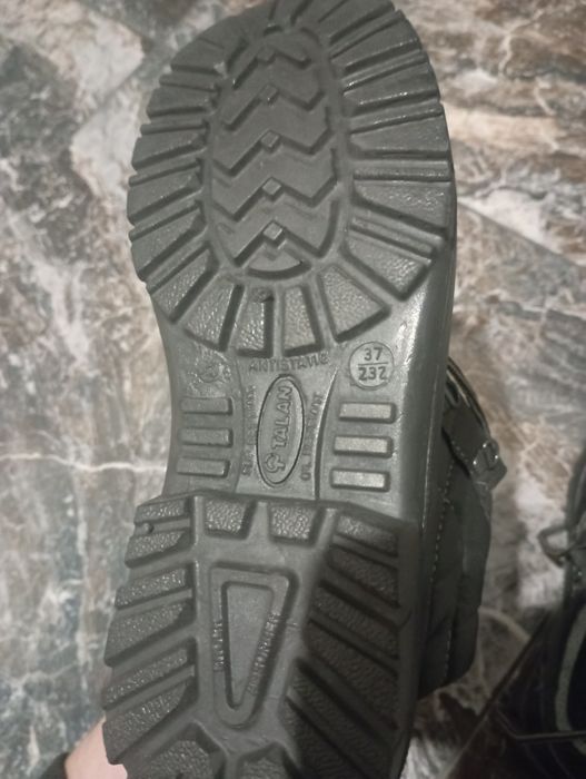Продам спец обувь