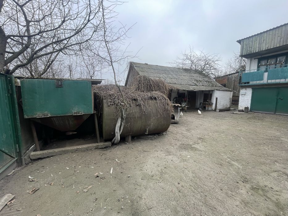 Добротна садиба , індивідуальне опалення , велика ділянка