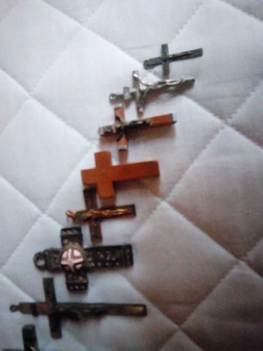 Crucifixos de vários tamanhos e feitios
