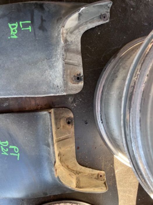 chlapacze tylne lewy prawy nissan navara d21