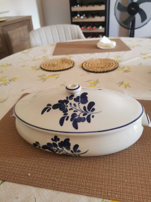 Terrina oval em tons de azul pintada à mão