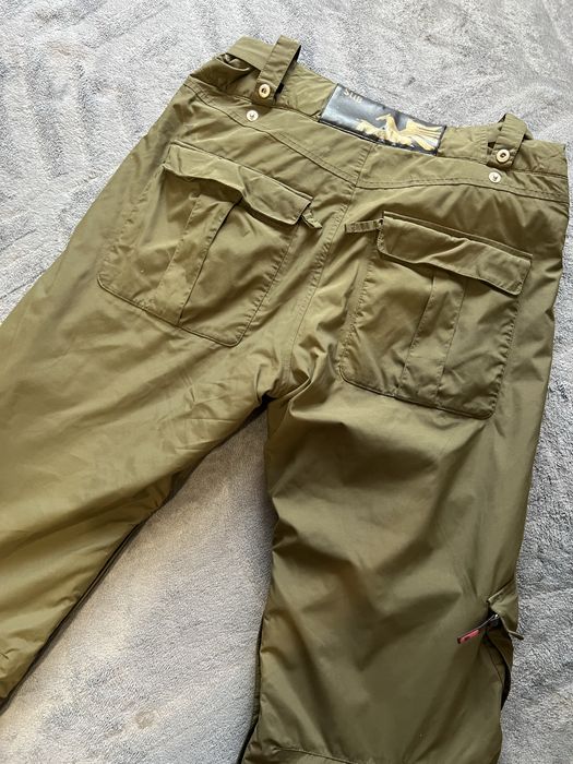 Лижна куртка, штани та окуляри.