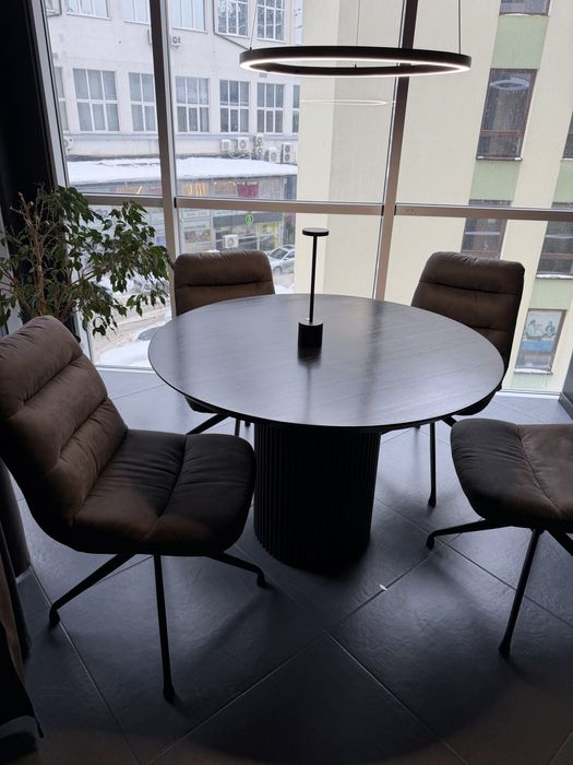 Круглий стіл з дерева