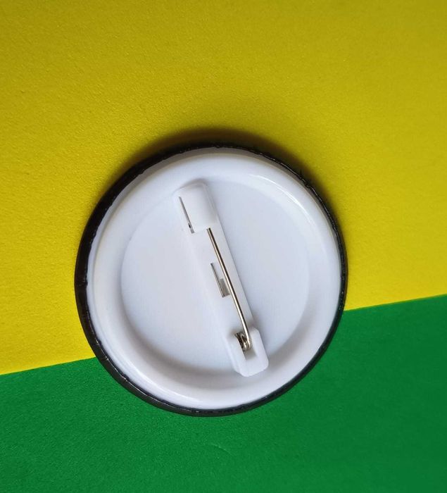 Zabawna okrągła broszka