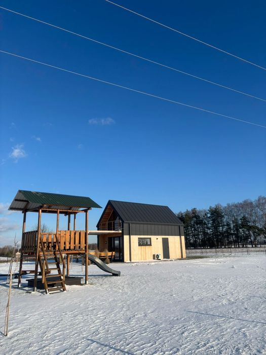 Domek między łąkami