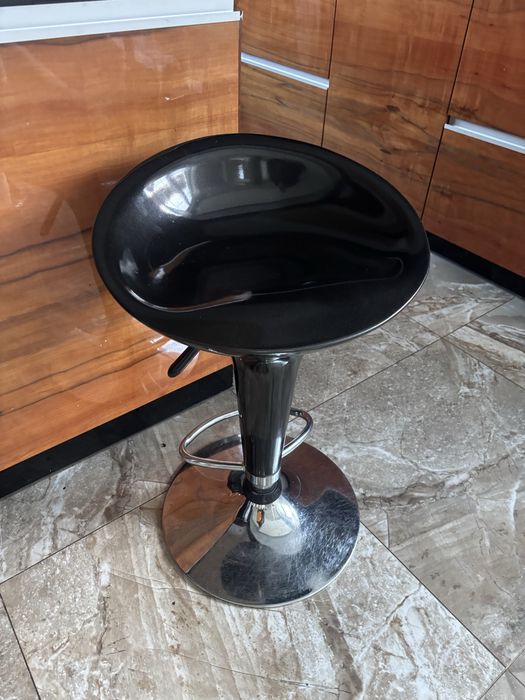 Dwa hokery czarne srebrna podstawa