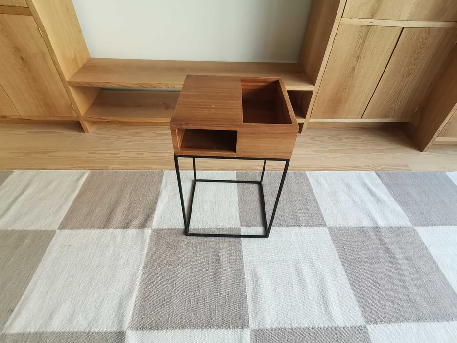 Mesa design de apoio em madeira com estrutura em ferro