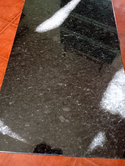 Mesa de sala em latão