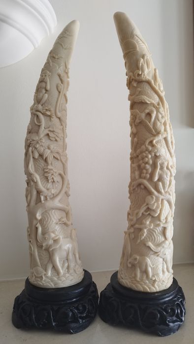 Dentes de elefante (imitação) em marfinite em base de madeira