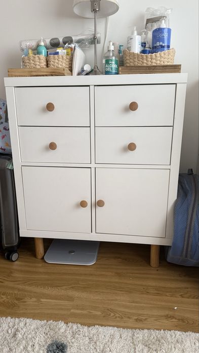 Cómoda ikea branco com puxadores e pés
