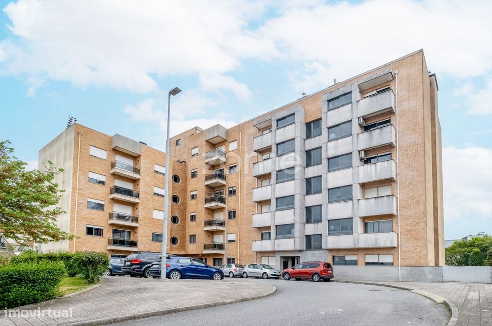 Apartamento T3 em Valongo com 2 lugares de garagem. — Valongo, Porto