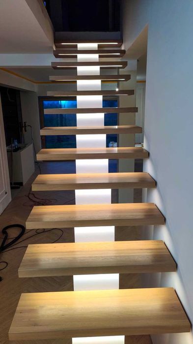 Schody na belce centralnej metalowej ze stopniami drewnianymi