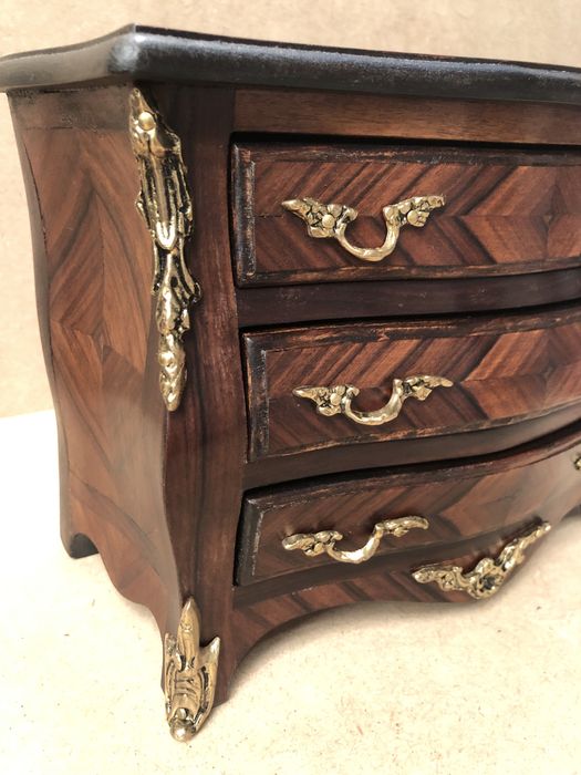 Cômoda feita à mão